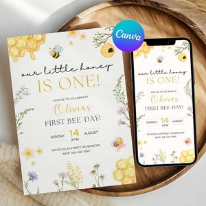 Op de afbeelding: Een verjaardagsuitnodiging met een bijenthema. De uitnodiging luidt "Our little honey is ONE!" en bevat de tekst "Join us to celebrate Olivia's First Bee Day!". De uitnodiging ligt op een houten dienblad met een smartphone.
