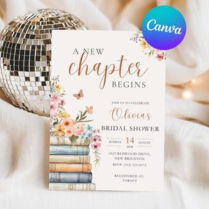 Könnte beinhalten: Eine Einladung zur Brautparty mit dem Text "A New Chapter Begins" in kupferfarbener Schrift. Die Einladung zeigt florale und Schmetterlingsakzente, einen Stapel Bücher und Details für Olivias Brautparty, einschließlich Datum, Uhrzeit und Ort.