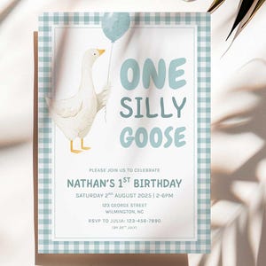 Op de afbeelding: Een lichtblauwe en witte verjaardagsuitnodiging met een illustratie van een gans die een ballon vasthoudt. De tekst luidt "ONE SILLY GOOSE" en bevat feestdetails.