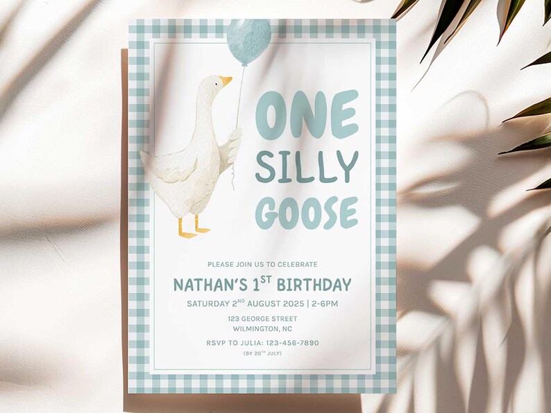 Op de afbeelding: Een lichtblauwe en witte verjaardagsuitnodiging met een illustratie van een gans die een ballon vasthoudt. De tekst luidt "ONE SILLY GOOSE" en bevat feestdetails.