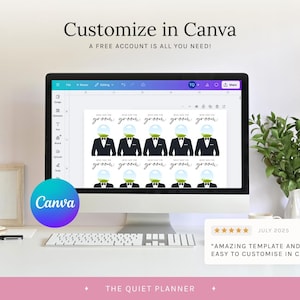Puede incluir: Un monitor de computadora muestra una plantilla de boda con ilustraciones de novios en esmoquin. La pantalla muestra el texto "Personalizar en Canva" y "&iexcl;UNA CUENTA GRATUITA ES TODO LO QUE NECESITAS!" Un teclado, un rat&oacute;n y una planta est&aacute;n en el escritorio blanco.