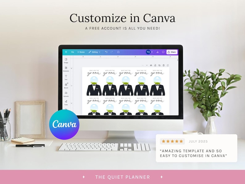 Puede incluir: Un monitor de computadora muestra una plantilla de boda con ilustraciones de novios en esmoquin. La pantalla muestra el texto "Personalizar en Canva" y "&iexcl;UNA CUENTA GRATUITA ES TODO LO QUE NECESITAS!" Un teclado, un rat&oacute;n y una planta est&aacute;n en el escritorio blanco.