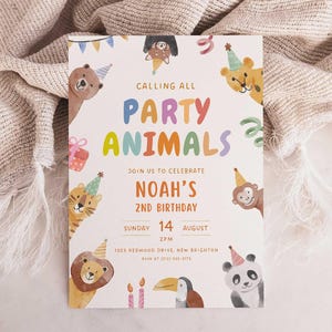 Puede incluir: Una colorida invitaci&oacute;n de fiesta con el texto "CALLING ALL PARTY ANIMALS" y "NOAH'S 2ND BIRTHDAY". La invitaci&oacute;n presenta ilustraciones de animales con sombreros de fiesta, incluyendo un oso, un le&oacute;n, un tigre, un mono y un panda.