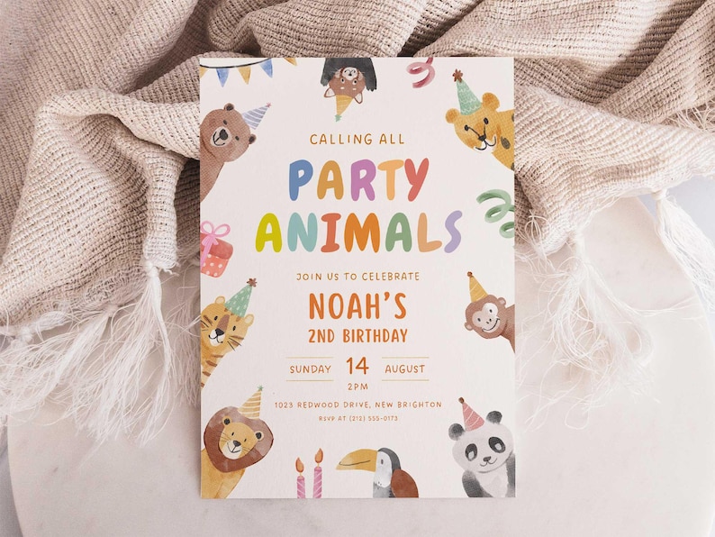 Puede incluir: Una colorida invitaci&oacute;n de fiesta con el texto "CALLING ALL PARTY ANIMALS" y "NOAH'S 2ND BIRTHDAY". La invitaci&oacute;n presenta ilustraciones de animales con sombreros de fiesta, incluyendo un oso, un le&oacute;n, un tigre, un mono y un panda.