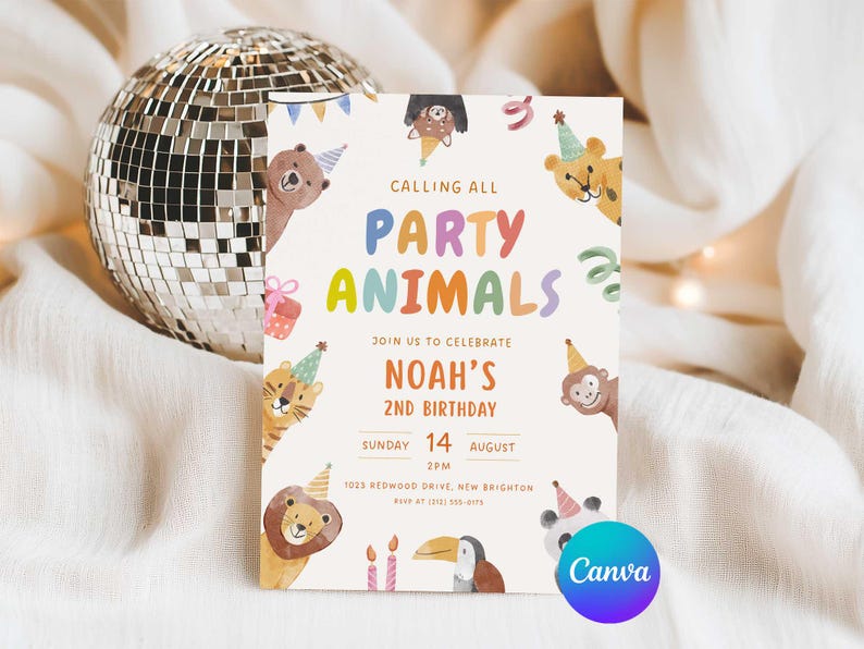 Puede incluir: Una colorida invitaci&oacute;n de fiesta con el texto "Calling All Party Animals" y los detalles del "2&ordm; Cumplea&ntilde;os de Noah". El dise&ntilde;o presenta animales de dibujos animados como un oso, un le&oacute;n, un tigre y un mono. La invitaci&oacute;n est&aacute; sobre un fondo suave y neutro.