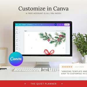 Pode incluir: Um monitor de computador exibe um modelo Canva com tema natalino. O design apresenta uma ilustra&ccedil;&atilde;o em aquarela de galhos de pinheiro, bagas vermelhas e um la&ccedil;o. O texto "Customize in Canva" &eacute; vis&iacute;vel. Uma teclado, um bloco de notas e uma planta tamb&eacute;m est&atilde;o presentes.