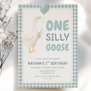 Op de afbeelding: Een grillige verjaardagsuitnodiging met een aquarel illustratie van een gans die een blauwe ballon vasthoudt. De tekst "ONE SILLY GOOSE" wordt in speelse letters weergegeven. De uitnodiging bevat details voor Nathans 1e verjaardag.