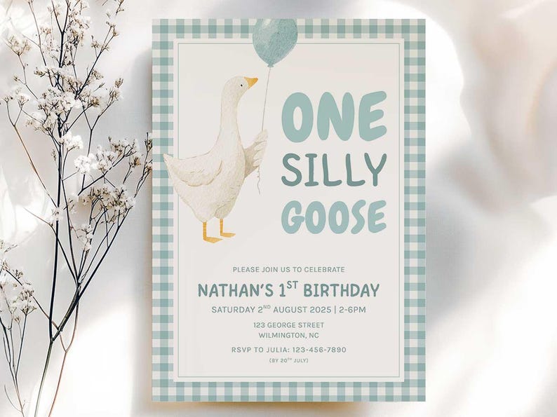 Op de afbeelding: Een grillige verjaardagsuitnodiging met een aquarel illustratie van een gans die een blauwe ballon vasthoudt. De tekst "ONE SILLY GOOSE" wordt in speelse letters weergegeven. De uitnodiging bevat details voor Nathans 1e verjaardag.