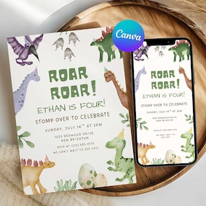 Op de afbeelding: Een dinosaurus-thema verjaardagsuitnodiging en een smartphone met hetzelfde ontwerp. De uitnodiging luidt "Roar Roar! Ethan is vier!" met dinosaurus illustraties in groen, bruin en paars. De uitnodiging bevat details.