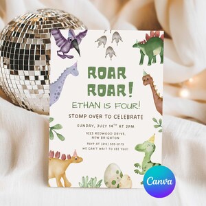 Op de afbeelding: Een uitnodiging voor een feestje met een dinosaurus thema met de tekst "Roar Roar! Ethan is Four!" en illustraties van dinosaurussen. De uitnodiging staat op een crèmekleurige achtergrond, met een discobal op de achtergrond.
