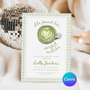 Puede incluir: Invitación a una despedida de soltera con borde de cuadros verdes. La invitación presenta una ilustración de acuarela de un matcha latte con un diseño de corazón. El texto dice "She found her perfect matcha" y detalles del evento.