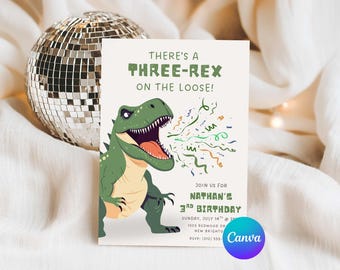 Puede incluir: Una invitación de cumpleaños con una ilustración de dinosaurio verde y el texto "THERE'S A THREE-REX ON THE LOOSE!". La invitación incluye detalles para el 3er cumpleaños de Nathan, con un logotipo de Canva. Una bola de discoteca y tela blanca en el fondo.