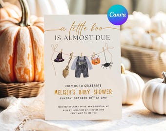 Peut inclure: Invitation de baby shower sur le thème d'Halloween. L'invitation présente le texte "a little boo is almost due" et des illustrations d'un chapeau de sorcière, d'un balai, d'une salopette et d'un panier citrouille. L'invitation est pour la baby shower de Melissa.