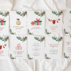 Pode incluir: Um conjunto de placas para ch&aacute; de beb&eacute; com designs festivos. Cada placa apresenta textos como "Cart&otilde;es e Presentes", "Beb&ecirc;s s&atilde;o doces" e "Bar de Mimosa", juntamente com ilustra&ccedil;&otilde;es de presentes, cupcakes e roupas de beb&eacute;. As placas s&atilde;o decoradas com ramos de folhas perenes e bagas vermelhas.
