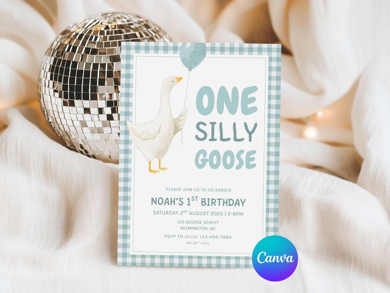 Op de afbeelding: Een lichtblauwe en witte geruite uitnodiging met de tekst "ONE SILLY GOOSE" en een aquarel illustratie van een gans die een ballon vasthoudt. De uitnodiging is voor Noah's 1e verjaardag.