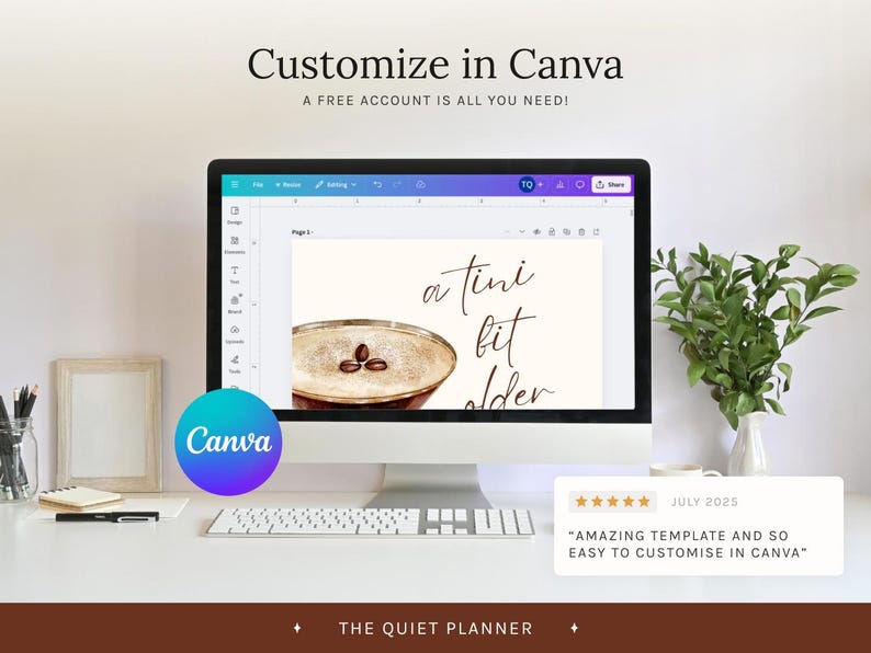 Pode incluir: Um monitor de computador exibe um design Canva com o texto "a tini bit older" acima de um gr&aacute;fico de coquetel. A tela est&aacute; em uma mesa branca com um teclado, uma planta e um bloco de notas. O logotipo da Canva &eacute; vis&iacute;vel.