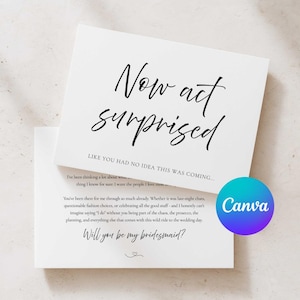 Könnte beinhalten: Eine weiße rechteckige Karte mit dem schwarzen Text Now act surprised, LIKE YOU HAD NO IDEA THIS WAS COMING, und einer längeren Nachricht, die mit Will you be my bridesmaid? endet, in einer Mischung aus Schreibschrift und serifenloser Schrift.