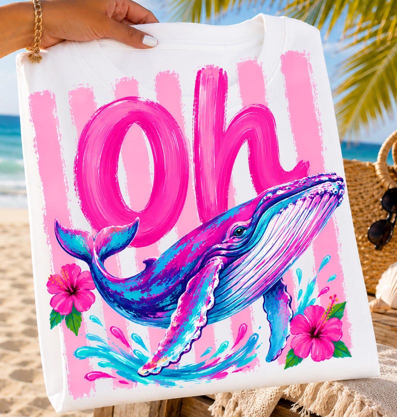 Pu&ograve; includere: Una t-shirt bianca con una grande scritta rosa a pennellate che recita Oh, una vivace grafica di una balena blu e viola e due fiori di ibisco rosa brillante. Il design include strisce verticali rosa e spruzzi d'acqua blu.