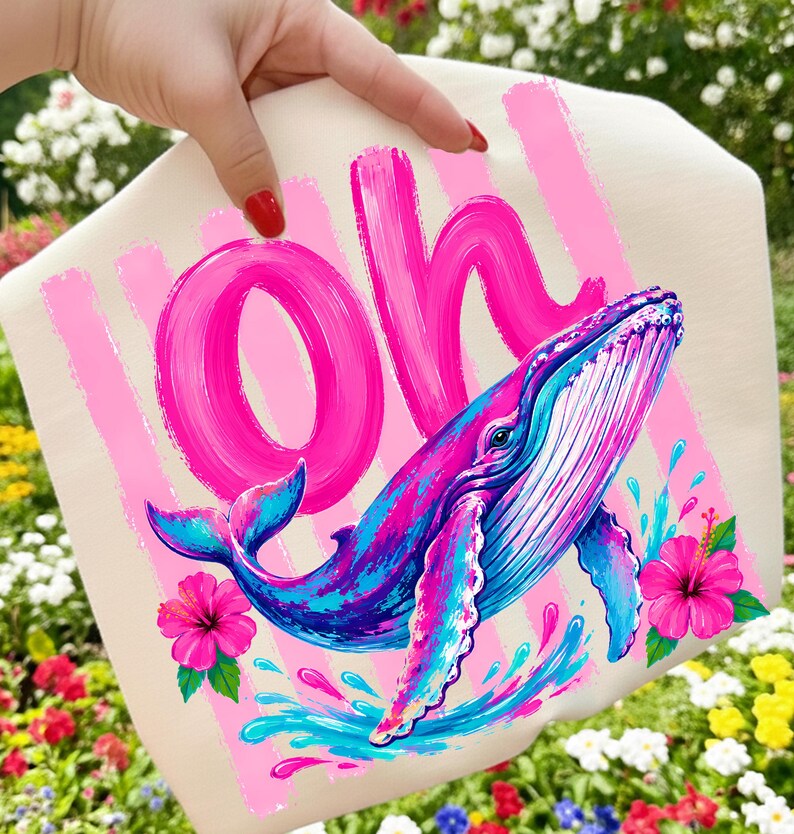 Pu&ograve; includere: Una borsa tote color crema con una grafica vivace di una megattera blu e viola che salta fuori dall'acqua. Il design include la parola "Oh" in grandi lettere rosa brillante effetto pennellata, accentuata da due fiori di ibisco rosa.