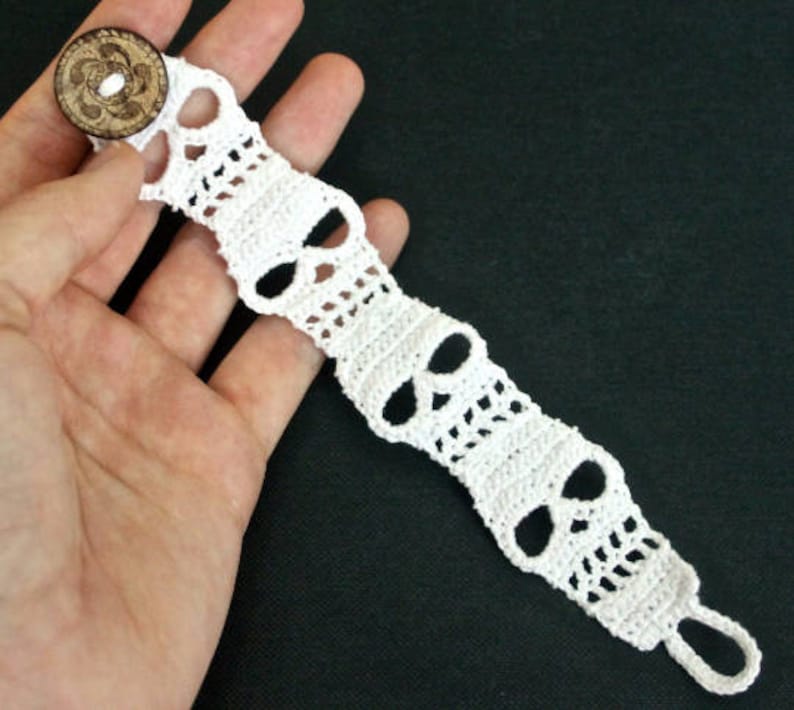 Skull Bracelet / Crochet / Pattern / Jewelry / Halloween / DIY image 2