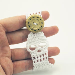 Skull Bracelet / Crochet / Pattern / Jewelry / Halloween / DIY image 3