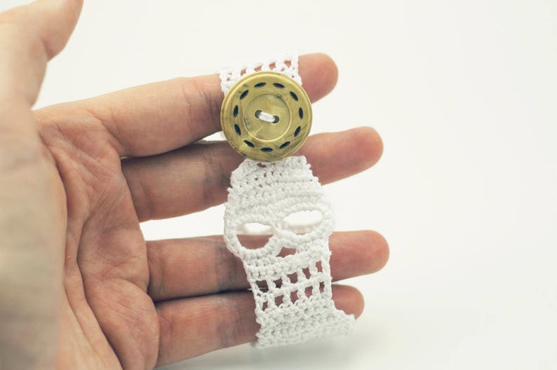 Skull Bracelet / Crochet / Pattern / Jewelry / Halloween / DIY image 3