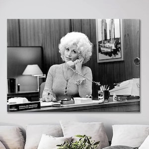 1980 La chanteuse country Dolly Parton joue dans une scène du film , affiche en noir et blanc de la célèbre chanteuse country emblématique