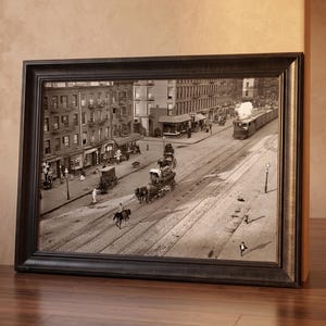 Inramad affisch från 1909 med Hell's Kitchen i New York, vintageväggkonst med gatumotiv från New York, historiskt tryck med gamla Manhattan