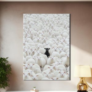 Schwarzes Schaf unter weißen Lämmern - Einzigartige Kontrast - Leinwandkunst, pastorale Wanddekoration, symbolische Wandkunst