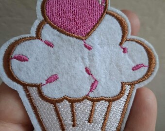 Cupcake Patch with Pink Heart – Embroidered Iron-On or Sew-On Applique for Clothes, Bags, Jackets, DIY Crafts, Cute Kawaii Style