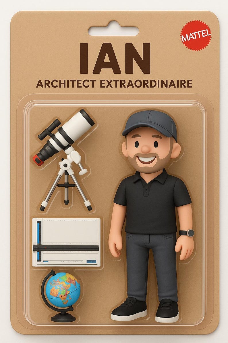 Op de afbeelding: Speelgoedfiguur van een man genaamd Ian, met het label "Architect Extraordinaire", verpakt in een kartonnen blisterverpakking. De figuur draagt een zwart shirt, een grijze broek en een grijze pet. Accessoires zijn een telescoop, een tekentafel en een wereldbol.