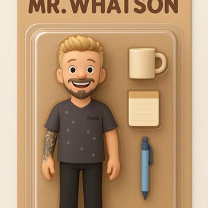 Op de afbeelding: Een Mr. Whatson actiefiguur in een blisterverpakking. Het figuur draagt een grijs t-shirt en een zwarte broek. Accessoires zijn een mok, notitieblok en blauwe pen. De verpakking is bruin met het Mattel-logo.