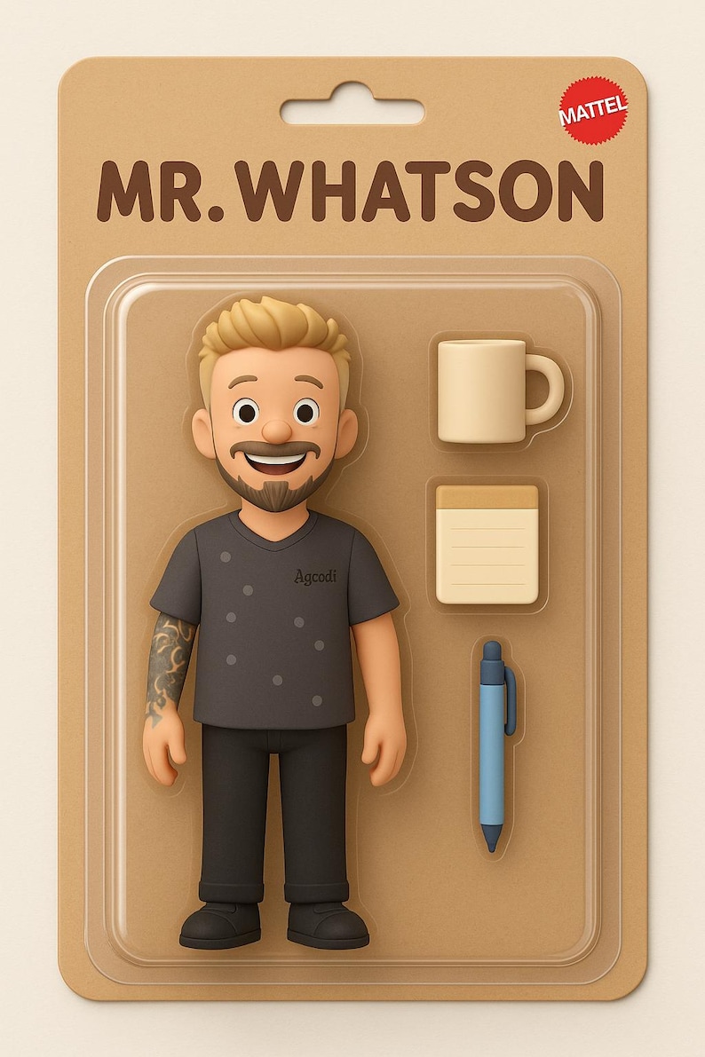 Op de afbeelding: Een Mr. Whatson actiefiguur in een blisterverpakking. Het figuur draagt een grijs t-shirt en een zwarte broek. Accessoires zijn een mok, notitieblok en blauwe pen. De verpakking is bruin met het Mattel-logo.