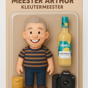 Op de afbeelding: Een speelgoedset met een stripfiguur in een gestreept shirt en een blauwe broek, een fles limoncello, een kleine gele container en een zwarte Canon-camera. De verpakking bevat de tekst "MEESTER ARTHUR KLEUTERMEESTER".