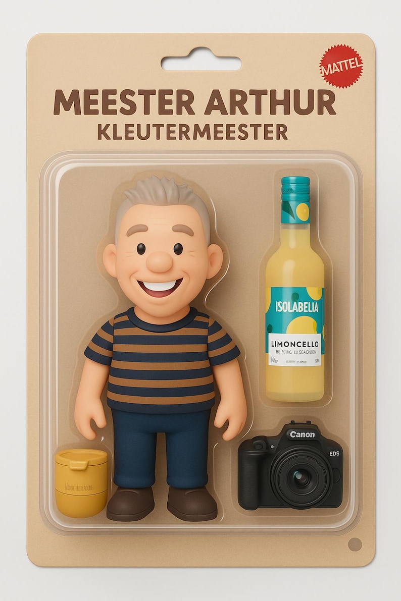 Op de afbeelding: Een speelgoedset met een stripfiguur in een gestreept shirt en een blauwe broek, een fles limoncello, een kleine gele container en een zwarte Canon-camera. De verpakking bevat de tekst "MEESTER ARTHUR KLEUTERMEESTER".