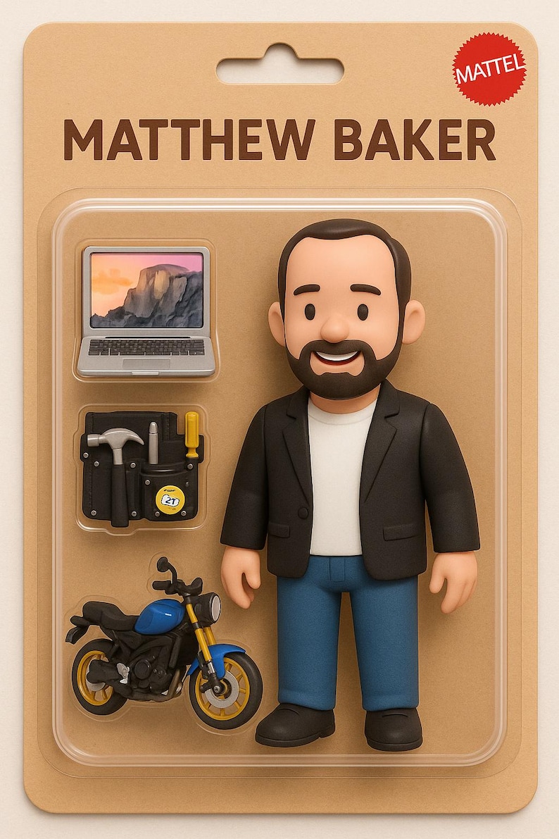 Op de afbeelding: Een Mattel actiefiguur van Matthew Baker, verpakt op een kartonnen achtergrond. De figuur draagt een zwarte blazer, een wit shirt en een blauwe jeans. Accessoires zijn een laptop, een gereedschapsset en een blauw-gele motorfiets. De verpakking leest "MATTHEW BAKER".