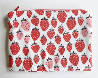 Pochette zippée à imprimé fraises : agenda, maquillage et essentiels