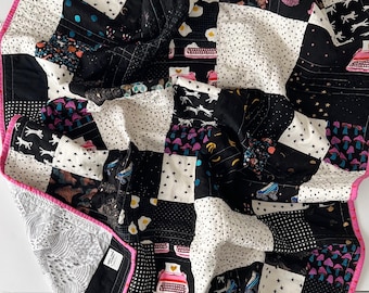 Couette pour bébé en patchwork moderne : tissu Ruby Star Society, noir et blanc - Domino n° 214