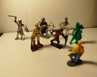 Caballeros soldados y otras figuras