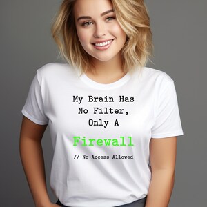 Peut inclure: T-shirt blanc avec le texte "My Brain Has No Filter, Only A Firewall // No Access Allowed" en noir et vert. Le t-shirt est de style col rond.