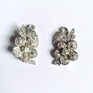 Srebrne kolczyki-klipsy z kryształkami.