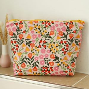 Wetbag für Badeanzüge, Bikinis oder Schmutzwäsche, Nasstasche, Kulturbeutel, Geschenk für Freundin, Kosmetiktasche gelb mit Blumen