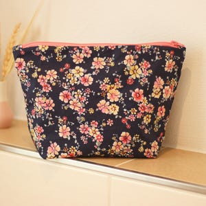 Wetbag, Wasserabweisende Kosmetiktasche, Kulturbeutel in Blau mit Blumen - Perfekt für Badeanzüge und Bikinis und als Geschenk, Nasstasche