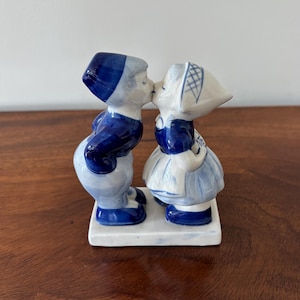 Vintage Delft Blue Kissing Couple Figurine – Hand-Painted Holland Ceramic, 12.5cm