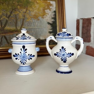 Pots vintage à couvercle bleu et blanc : poterie folklorique européenne, décoration de cuisine rustique