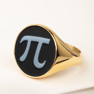 14K Gold Pi Cameo Ring, Blauer Sardonyx Siegelring, personalisiertes Geschenk zum Abschluss, mathematisches Symbol Intaglio, Geschenk für Studenten Schmuck