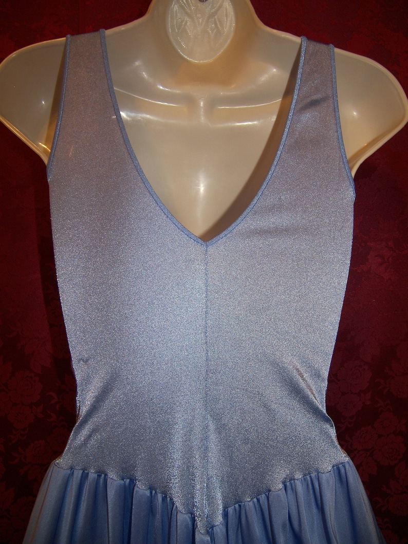 Gorgeous vintage OLGA periwinkle blue formfit nylon spandex jaquard wrap bodice sweeping nightgown size XL.