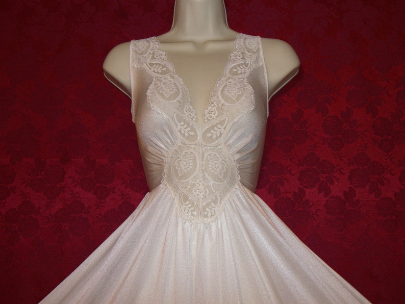 size XL Rare Plus Size OLGA cream formfit nylon spandex lace sweeping nightgown Bust to 46 Great condition.