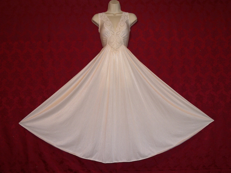 size XL Rare Plus Size OLGA cream formfit nylon spandex lace sweeping nightgown Bust to 46 Great condition.