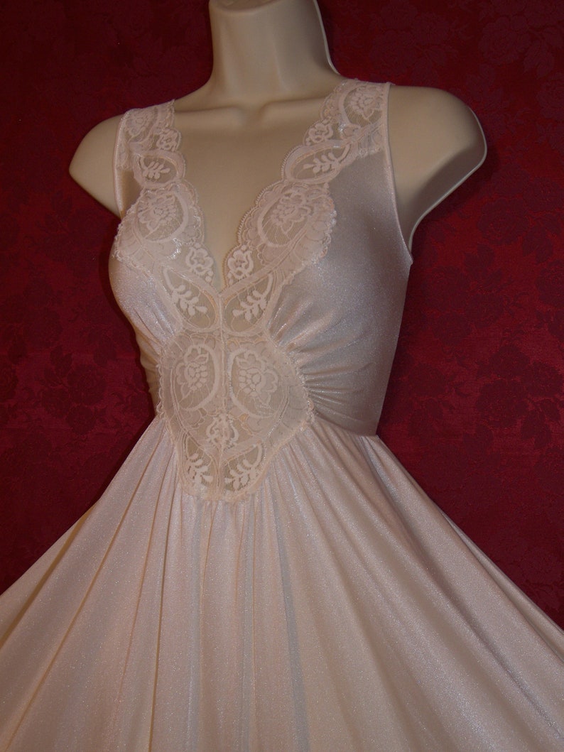 size XL Rare Plus Size OLGA cream formfit nylon spandex lace sweeping nightgown Bust to 46 Great condition.